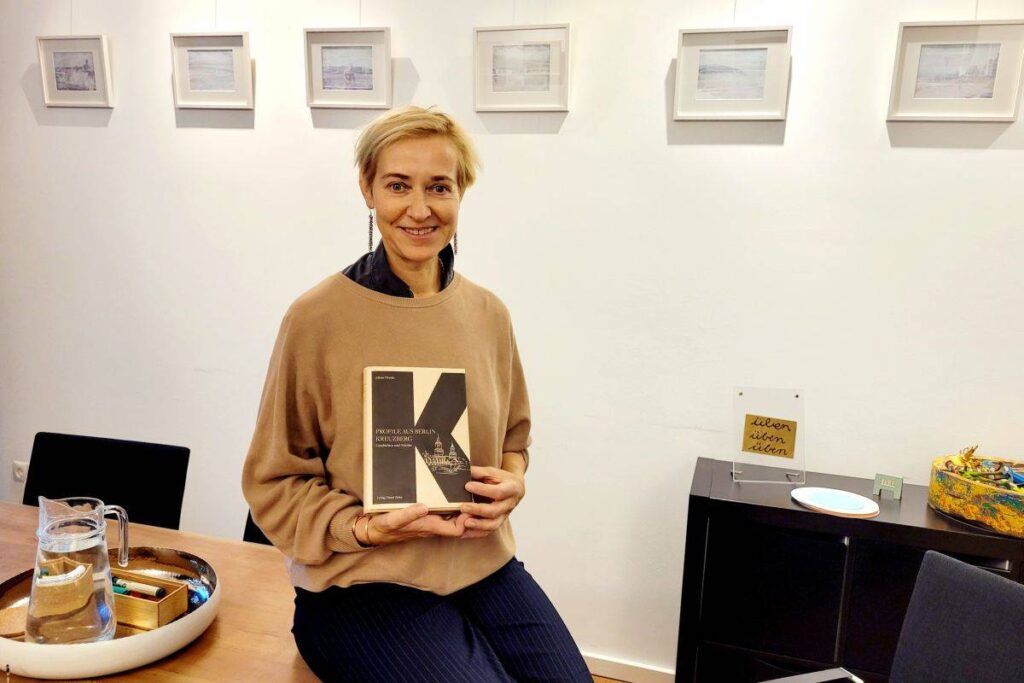 Heike Sohna mit einem Buch in der Hand